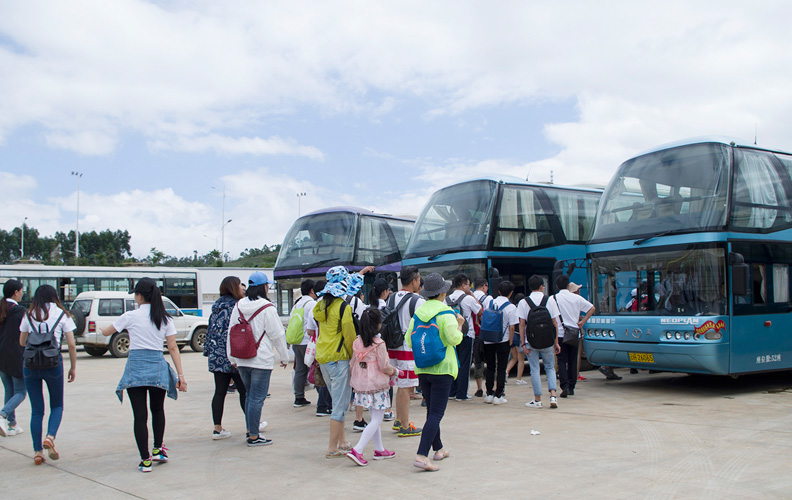 乘坐高铁一个多小时就可以到达普者黑景区，当地旅行社的董事长亲自到车站迎接南宫·NG28的小伙伴们。