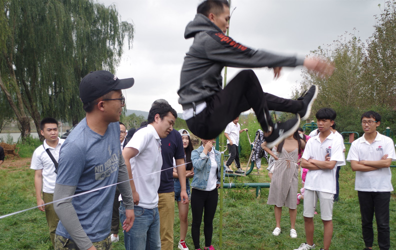 四个小队依次完成跨越横线，每个小伙伴脸上洋溢着愉悦的笑容！此时此刻结果如何并不重要，重要的是在游戏中我们收获了亲密无间的高度默契和队友间无条件的信任！